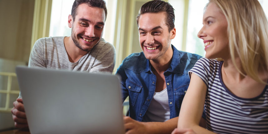 Die neue Webseite ist live, 3 Freunde freuen sich darüber vor dem Laptop